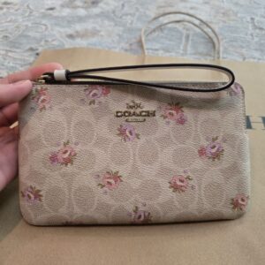(INTERNAL USE ONLY) LD APRIL 8 COACH LARGE WRISTLET BUNGA SIG SAND MULTI (CBA72)