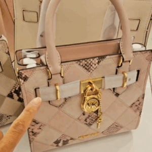 (INTERNAL USE ONLY) LD NOV 17 MK SM HAMILTON SATCHEL PATCHWORK PINK